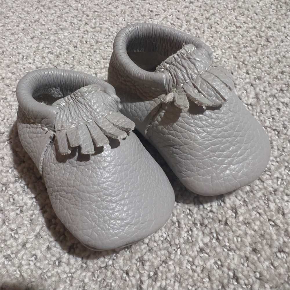 Freshly Picked Gray Baby Moccasins Crib Shoes Size 1c